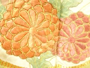 アンティーク　金彩逆雲取りに菊模様刺繍一つ紋着物